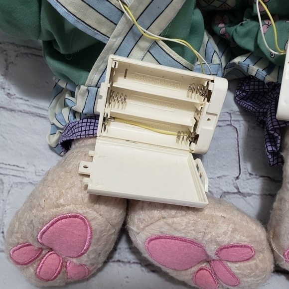 Easter Bunny Rabbit Trio Posable Vintage WMG 14 Inch 2005 - Picture 11 of 13